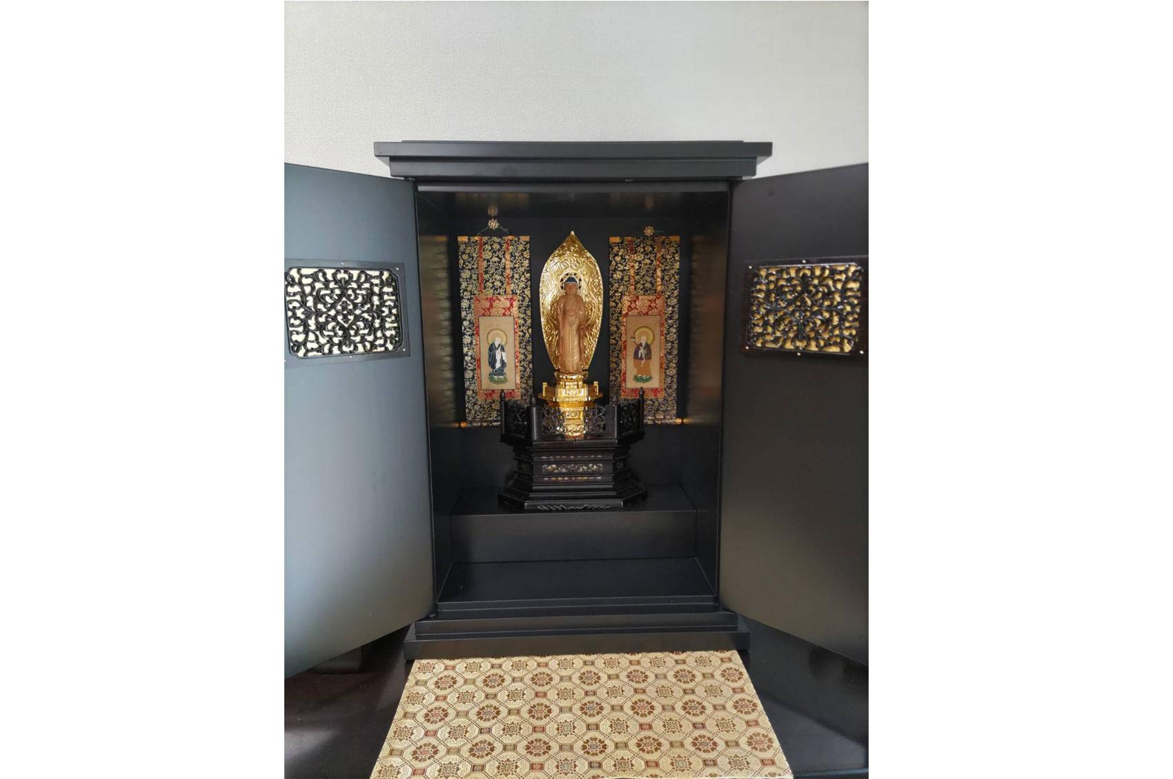 黒檀お仏壇をコンパクトに改造し内部を広く既存の仏様をお祀り出来るようにしました